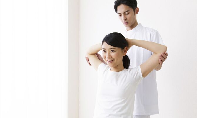 腕を開く男性スタッフ